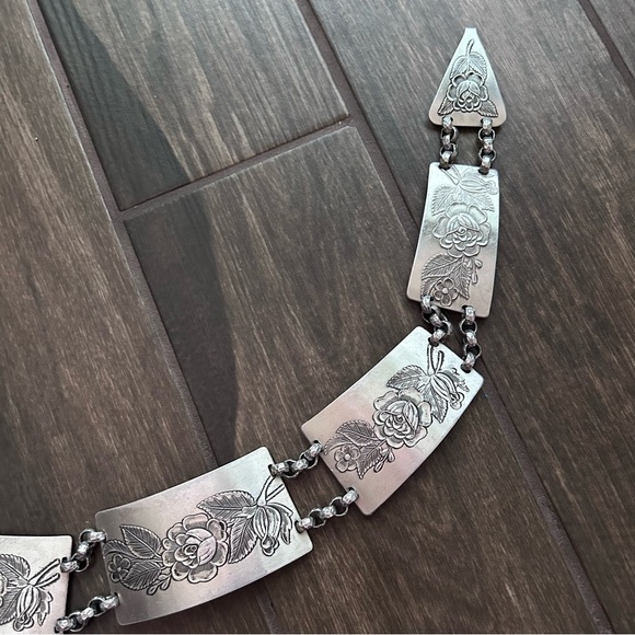 Vintage Rose Embossed Art Deco Silver Belt - Picture 3 of 7